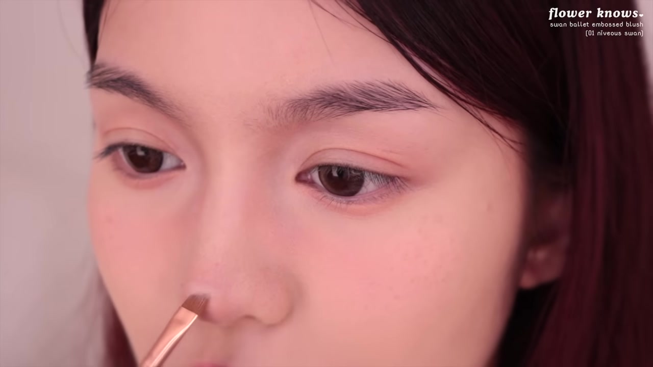 Jessica Vu demonstrating connect the blush and matte highlights