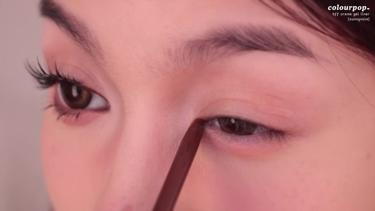 Jessica Vu demonstrating draw the upper wing in short strokes