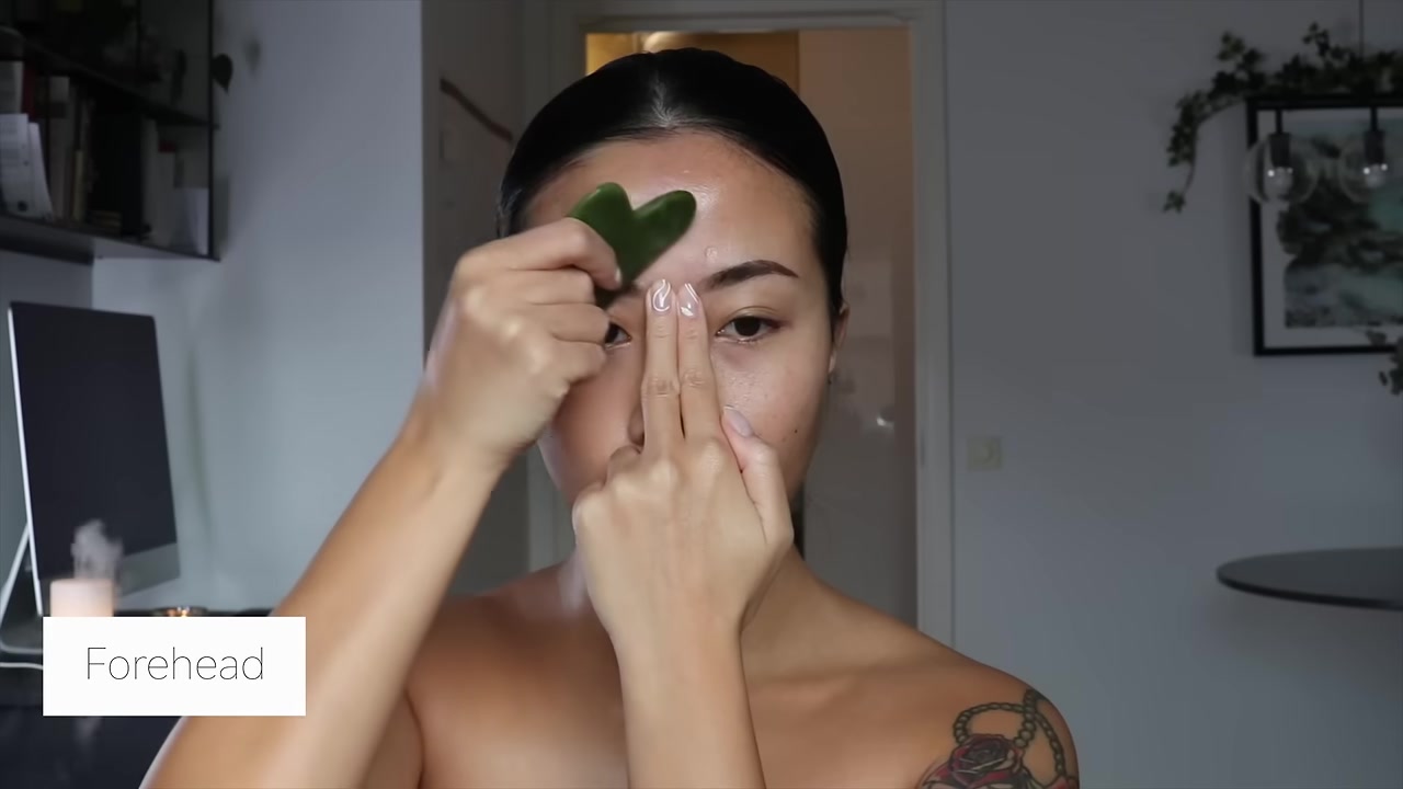 Tina Engeo demonstrating finish upward on the forehead