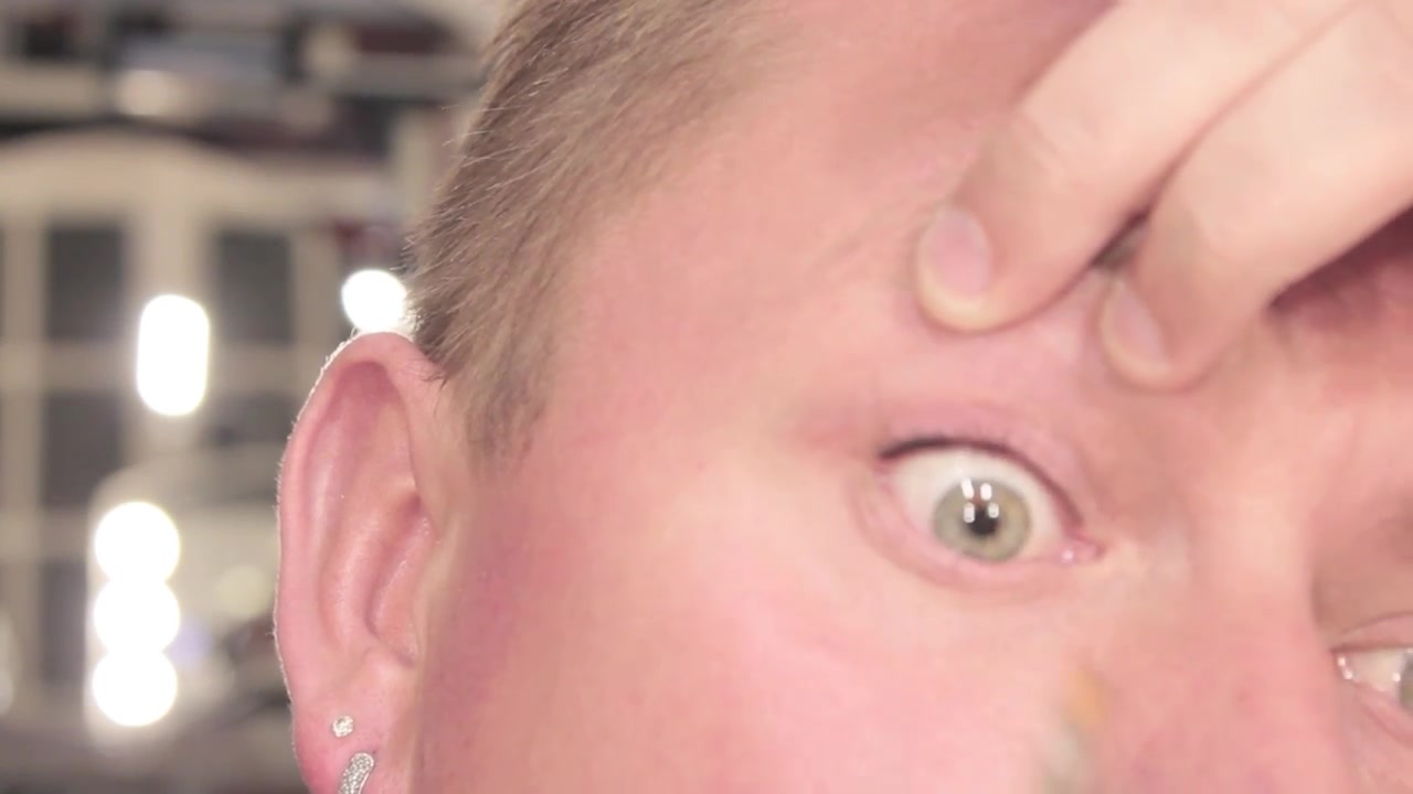 Wayne Goss demonstrating press shadow close to the roots