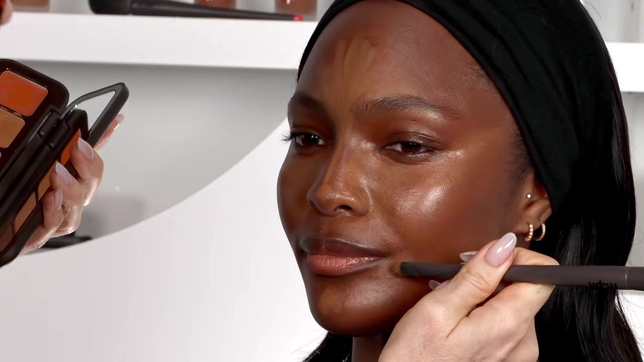 Mary Phillips demonstrating place the cream highlight