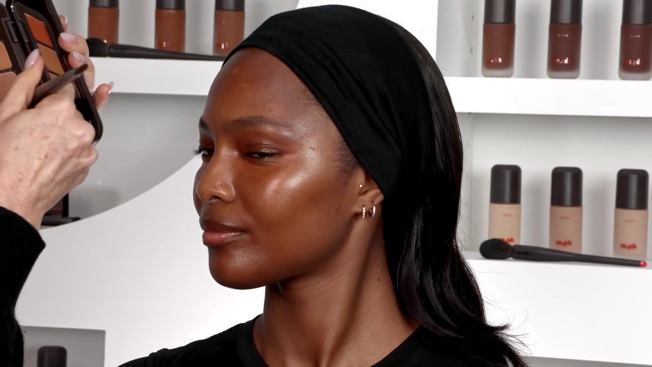 Mary Phillips demonstrating place contour around the face