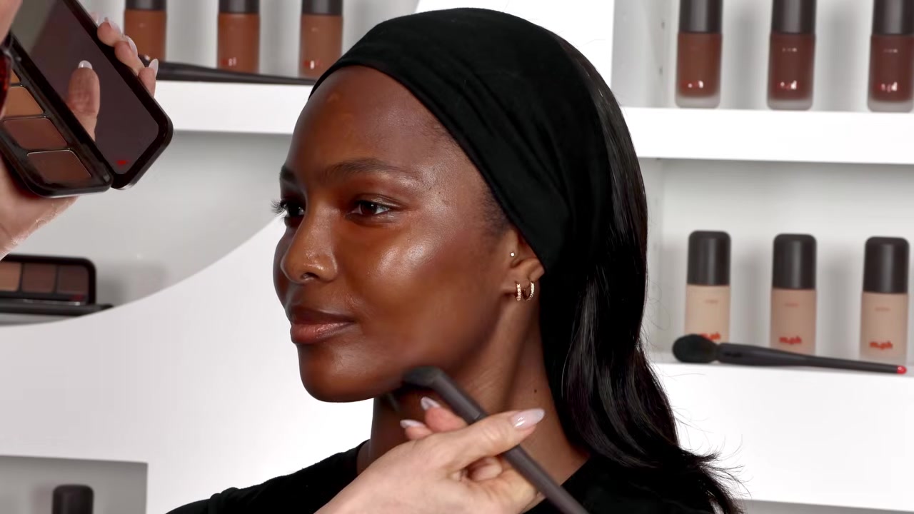 Mary Phillips demonstrating place contour around the face
